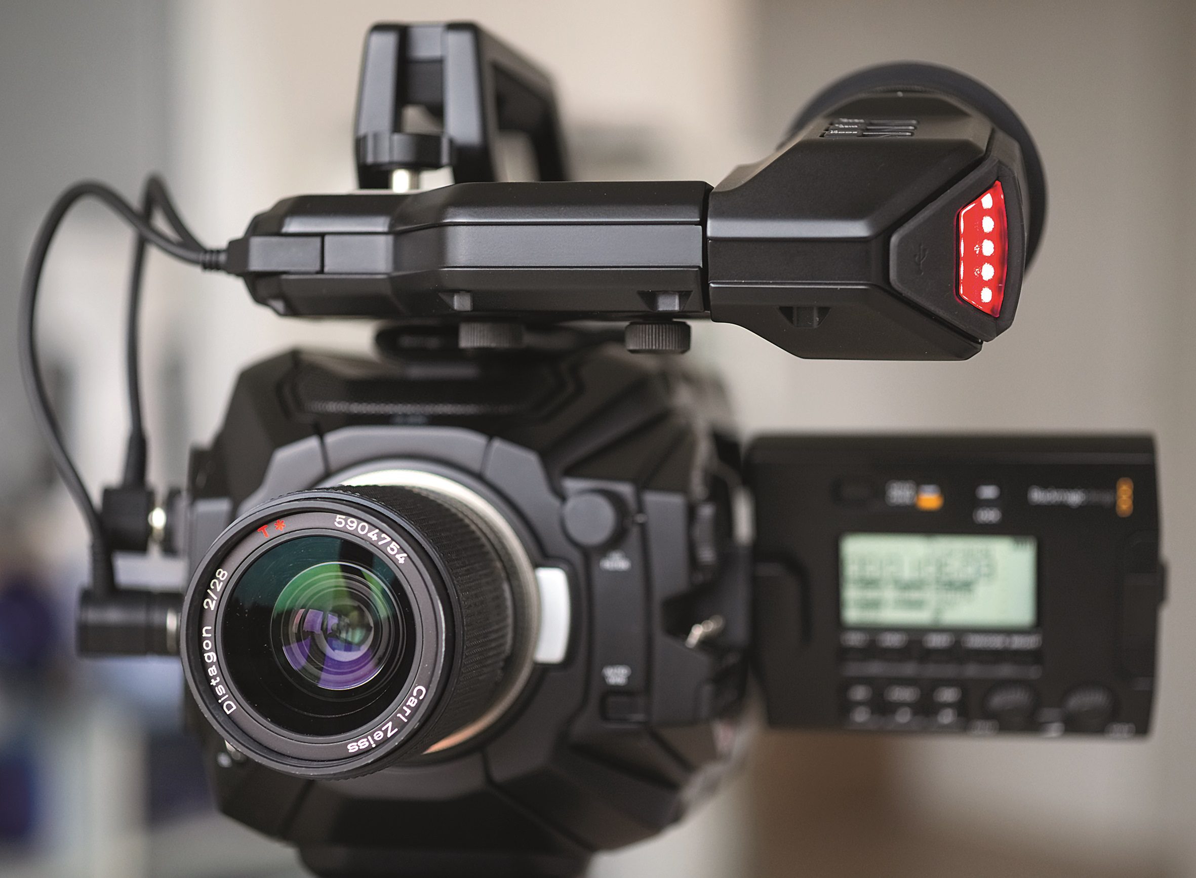 um46distagonvorn digital production An den EF-Mount lassen sich Objektive für Zeiss Contax adaptieren.