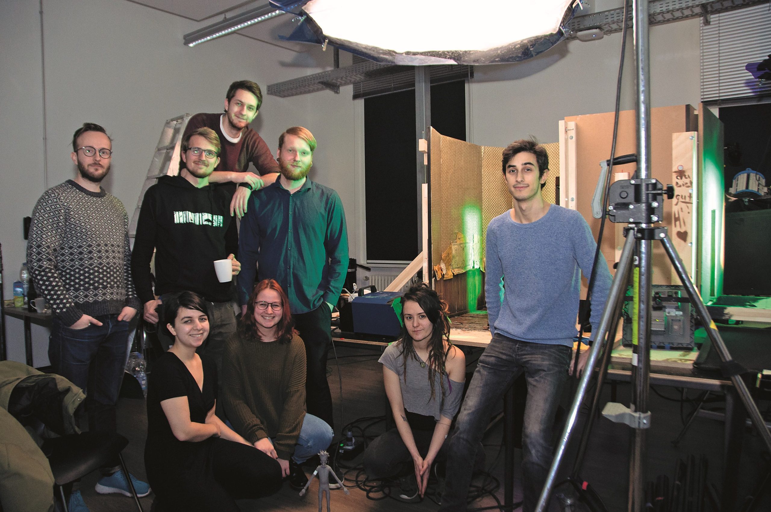 thecolourteamfoto digital production Obere Reihe von links nach rechts: Christian Godau (Kameramann), Leo Decristophoro (Gaffer), Manuel Zilleken (abstützend, Produzent), Nils Nissing (CGI), Cem Karayakas (Regisseur). Untere Reihe von links nach rechts: Jelena Lützel (Drehbuch), Maria Hartig (Editing und Sound Design), Ann-Katrin Pauly (Gaffer).
